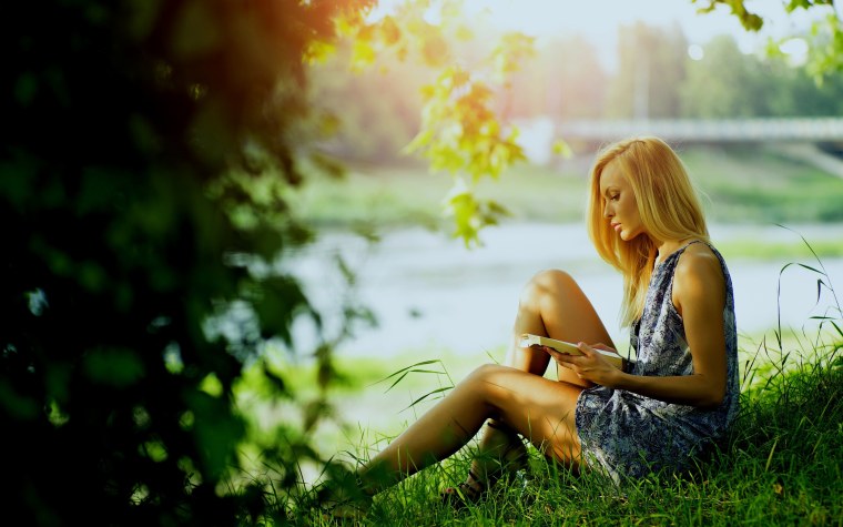 Женщина сидит на траве