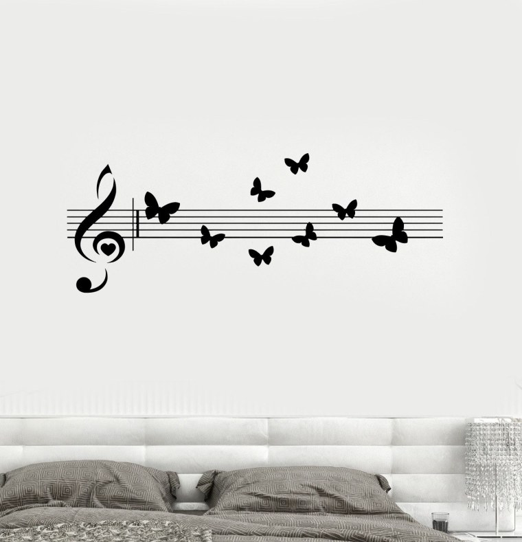 Музыкальный декор на стене