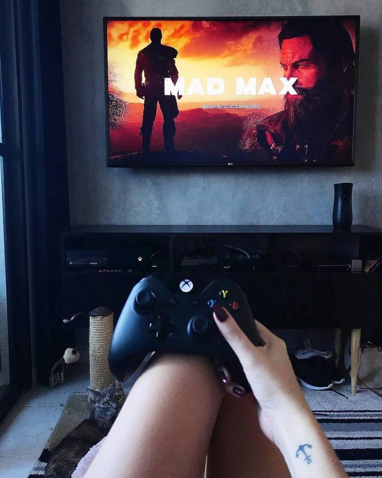 Девушки играющие в компьютерные игры