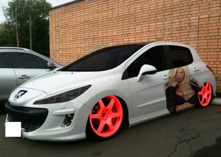 Пежо 308 на белых дисках