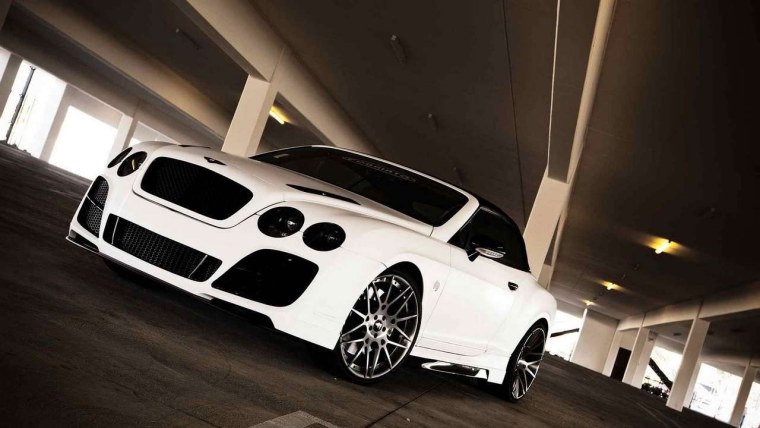 Бело черная машина