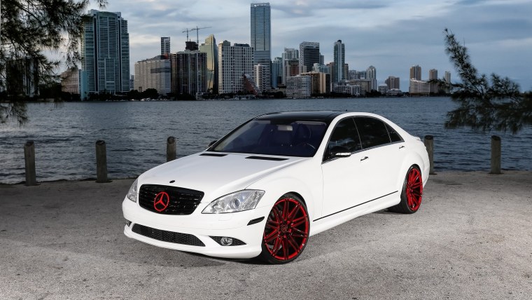 Белый Мерседес на белых дисках