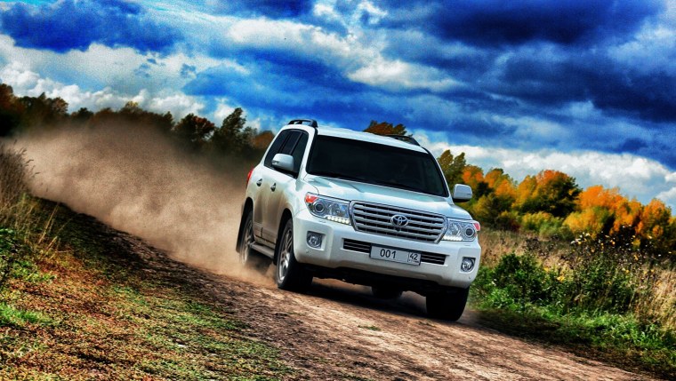 Тойота ленд Крузер 200 в поле