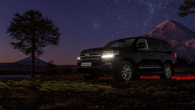 Toyota Land Cruiser 200 ночью