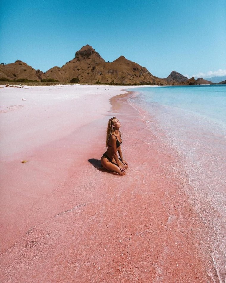 Розовое озеро Махарлу