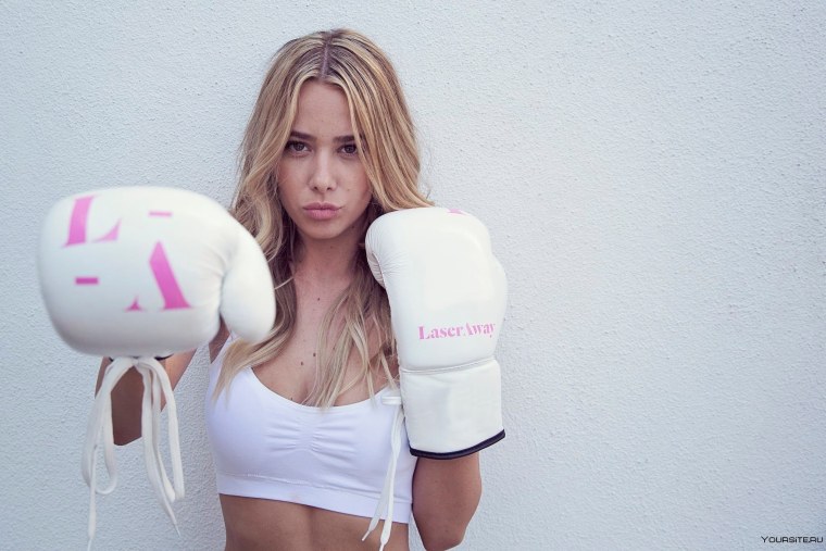 Блондинка в боксерских перчатках