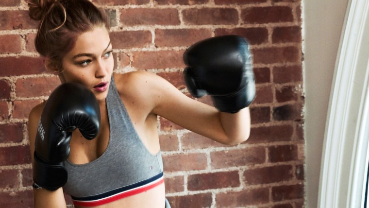 Джиджи Хадид в боксерских перчатках