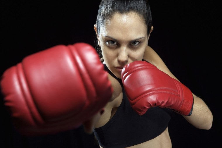 Женщина кикбоксер