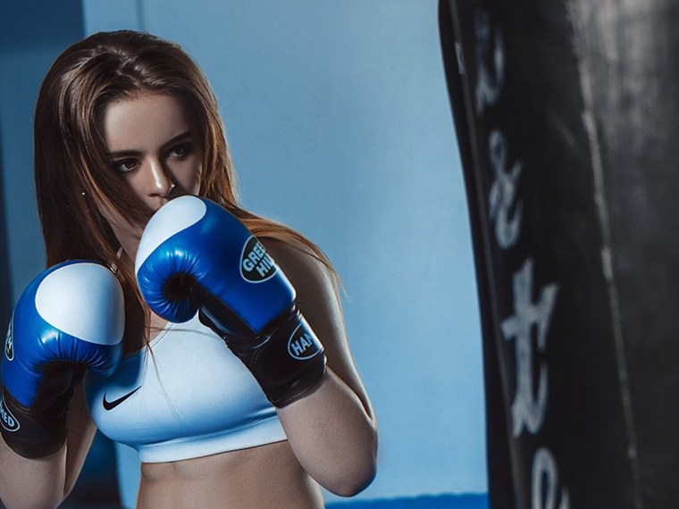 Девушки в старинных боксерских перчатках