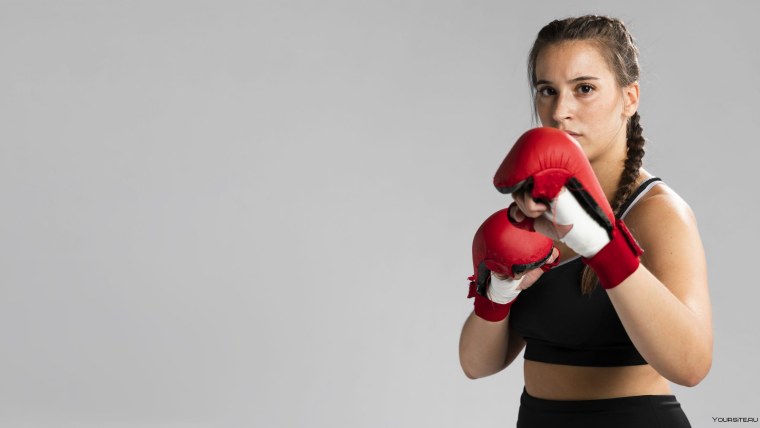 В боксерских перчатках