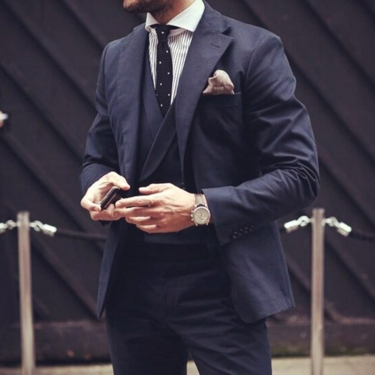 Мужчина в костюме без лица