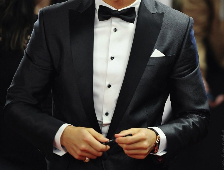 Силуэт мужчины в смокинге