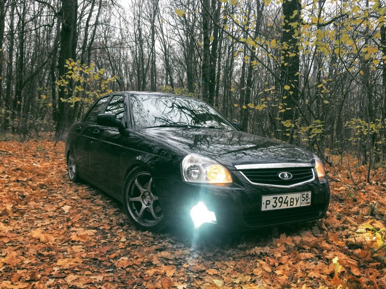 Лада Приора хэтчбек черный осень