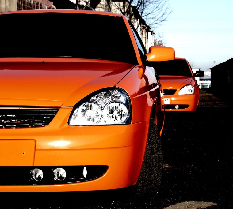 Оранжевая Приора хэтчбек