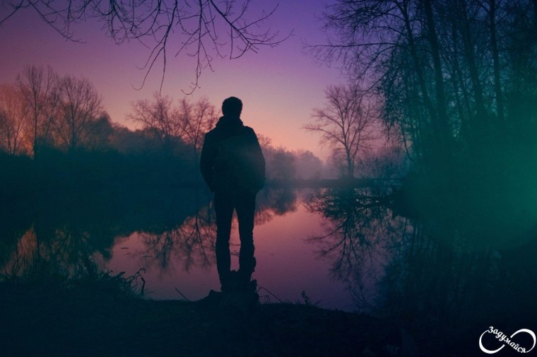 Парень в лесу со спины