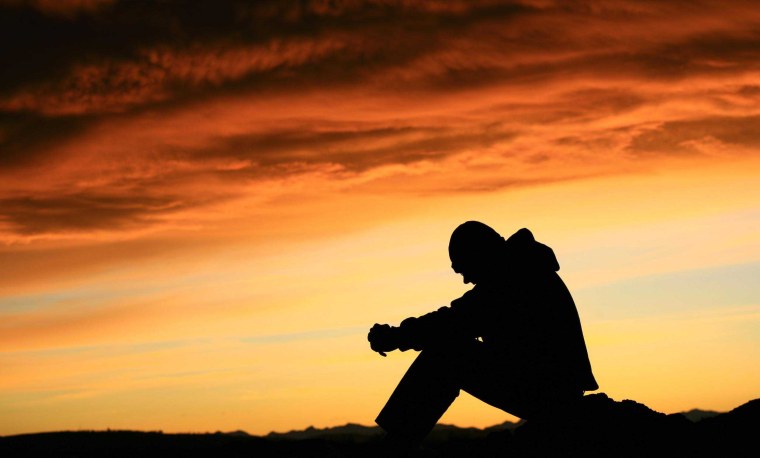 Одинокий парень на закате