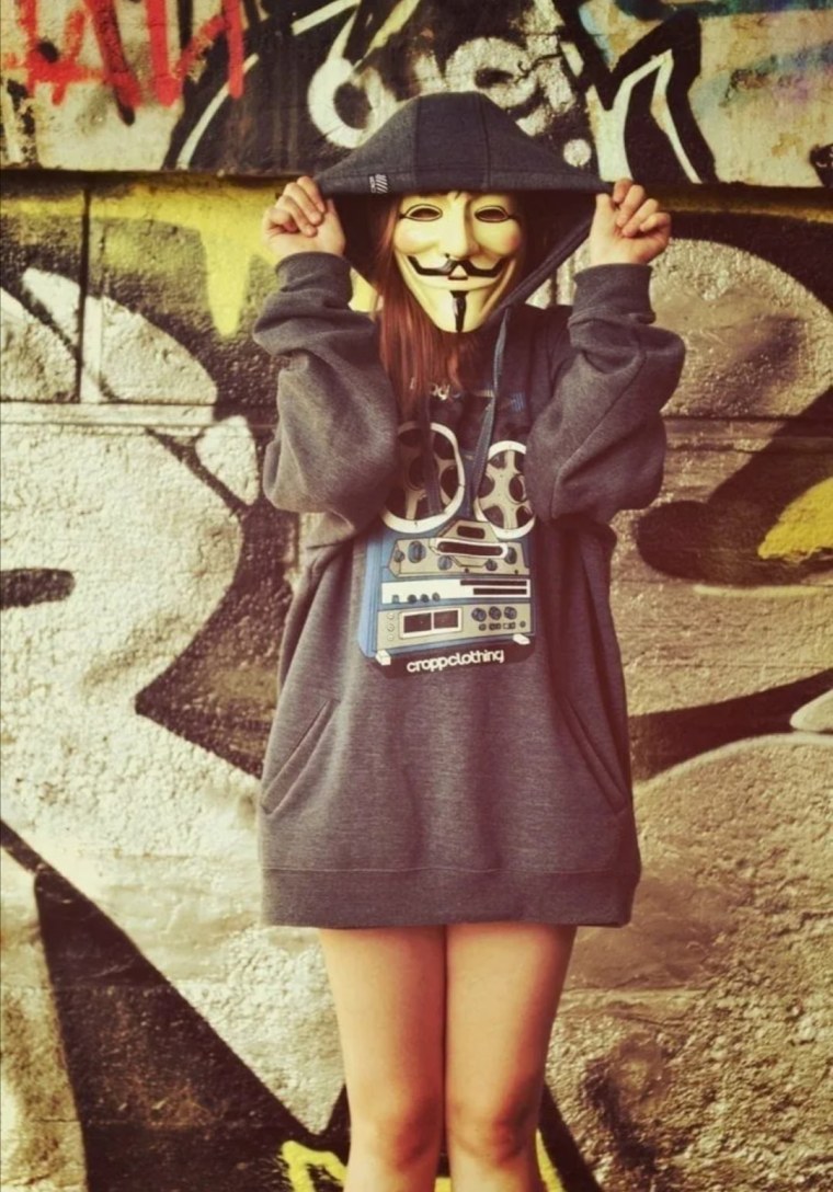 Девушка показывает сердце