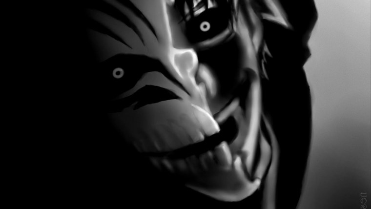 Безумная улыбка на черном фоне