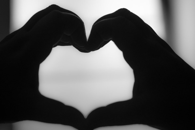 Красноесердце на чёрном фоне