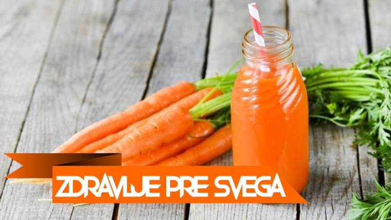 Стакан морковно сока на прозрачном