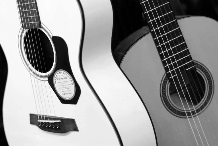 Бело черная акустическая гитара