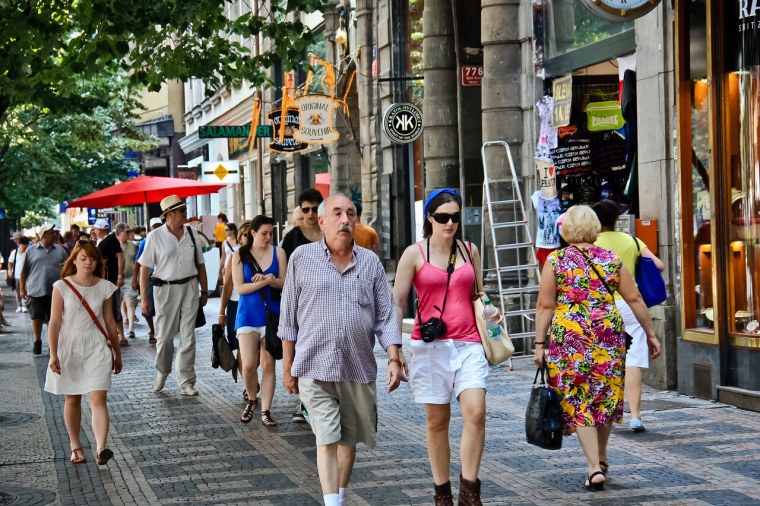 Люди на улице летом