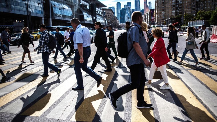 Толпа людей в городе