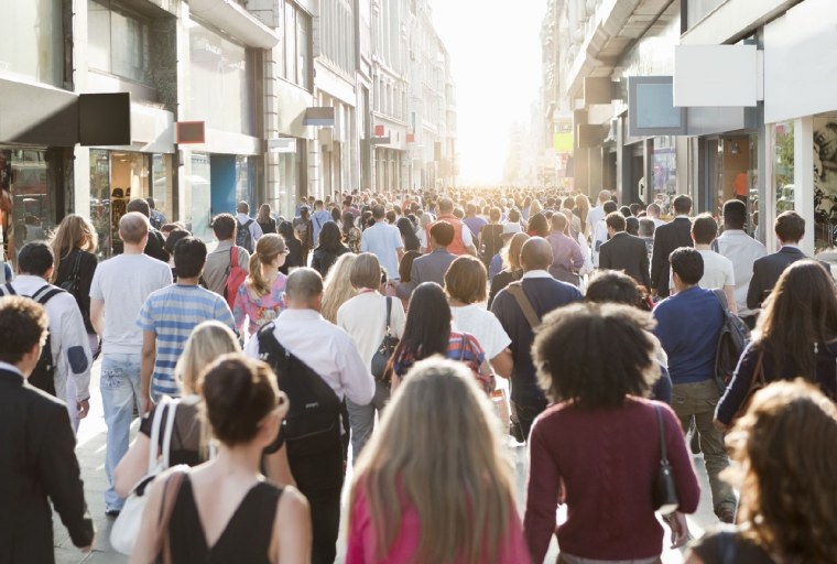 Толпа людей на улице