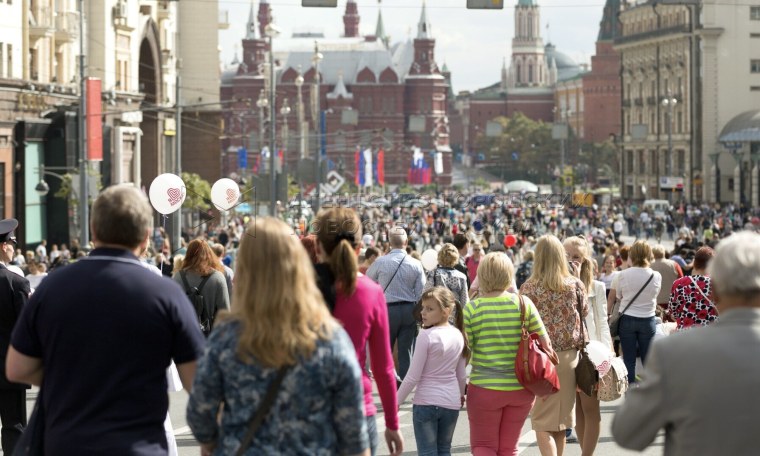 Люди на улицах Москвы