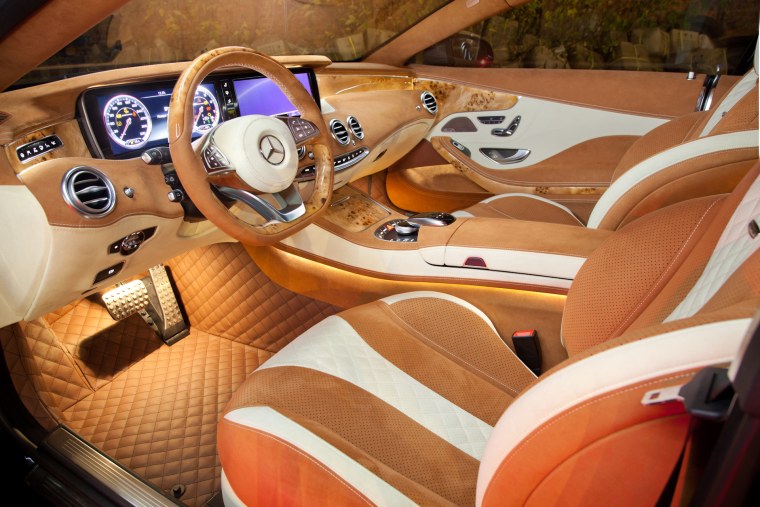 Салон машины спереди без руля