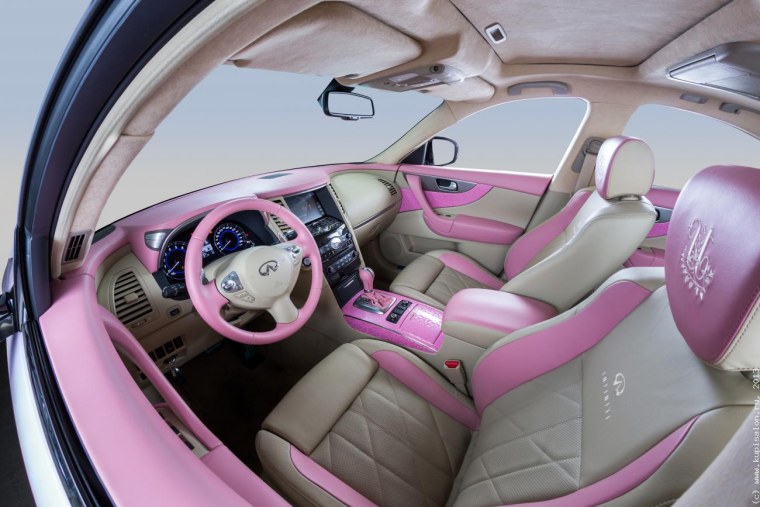 Желтый салон в машине