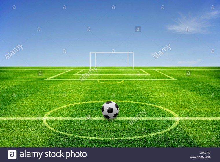 Футбольное поле и небо