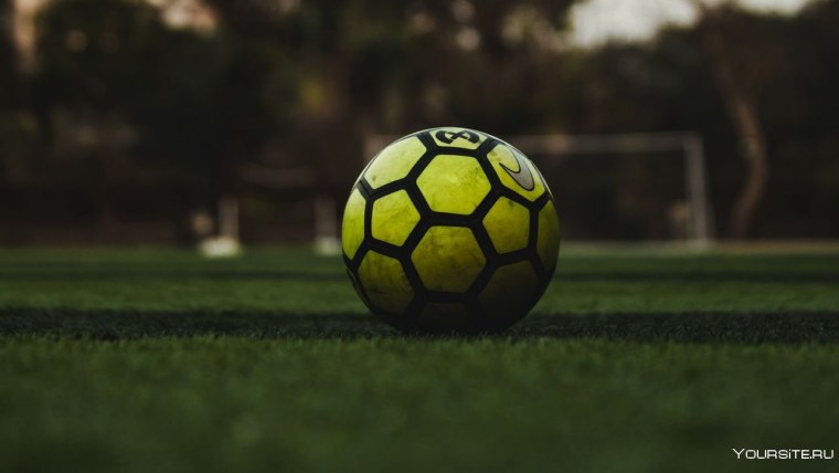Футбольный мяч на поле