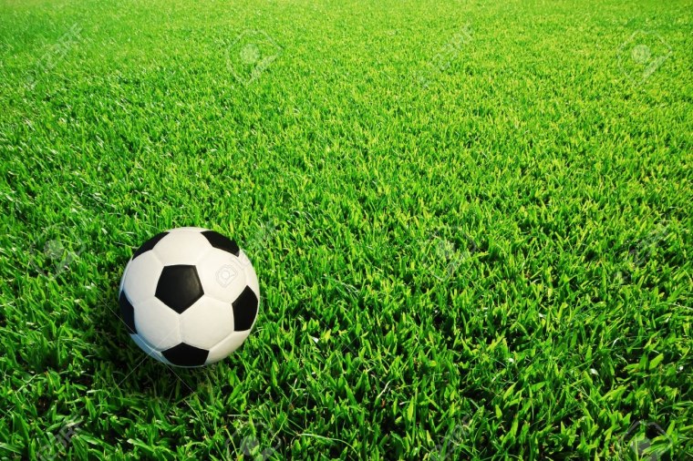 Футбольный мяч на траве