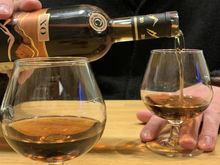 Коньяк наливают