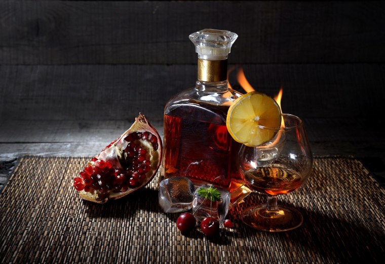 Натюрморт с бутылкой коньяка