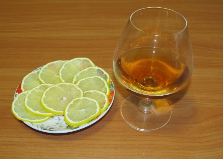 Бокал коньяка с лимоном