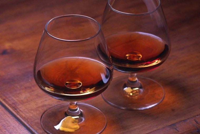 Бокал коньяка на столе