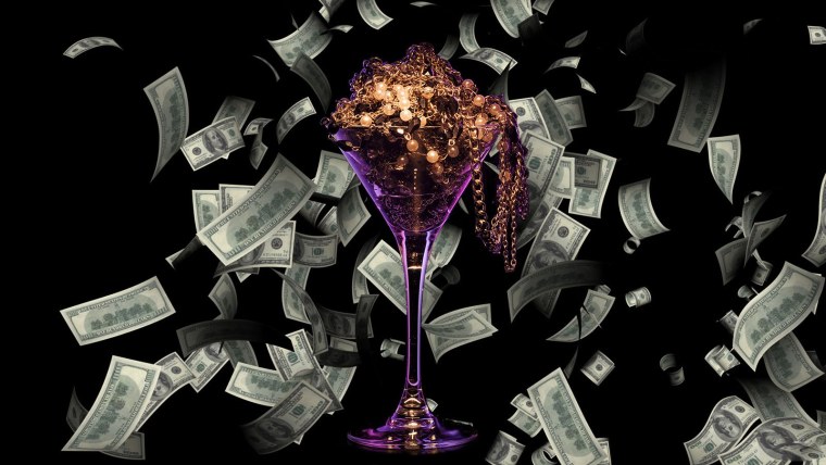 Девушка в очках с деньгами