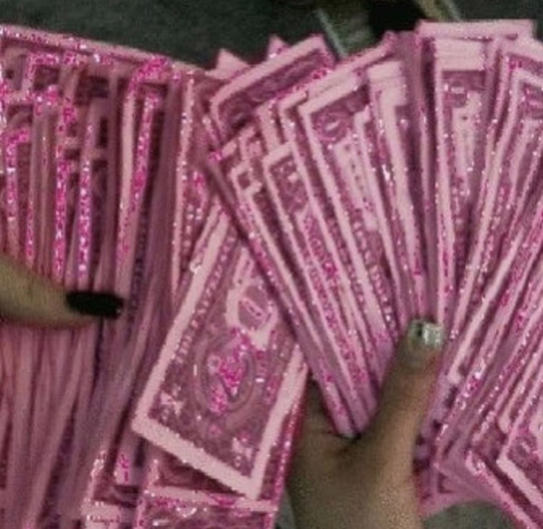 Розовые деньги