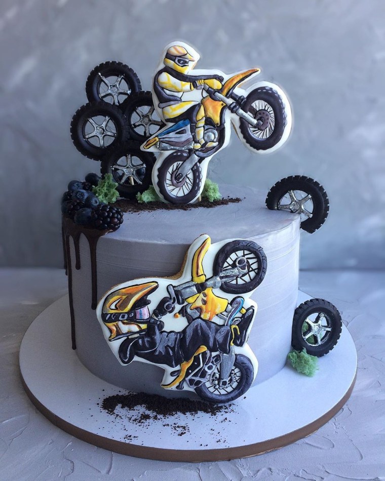 Торт с «мотоциклом»