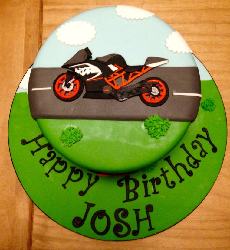 Зеленый торт с мотоциклом