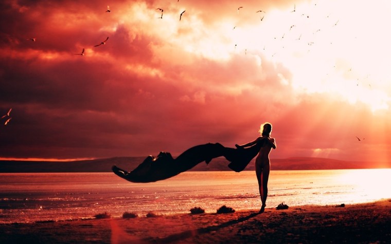 Девушка на закате спиной