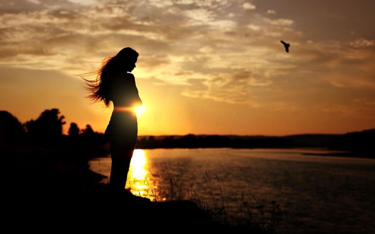 Силуэт молящейся женщины