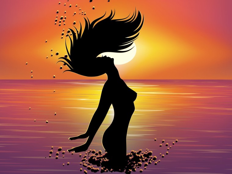 Женский силуэт на закате