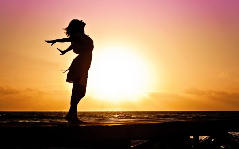 Силуэт девушки на фоне заката