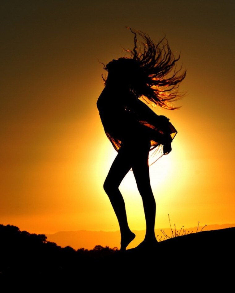 Женский силуэт в темноте