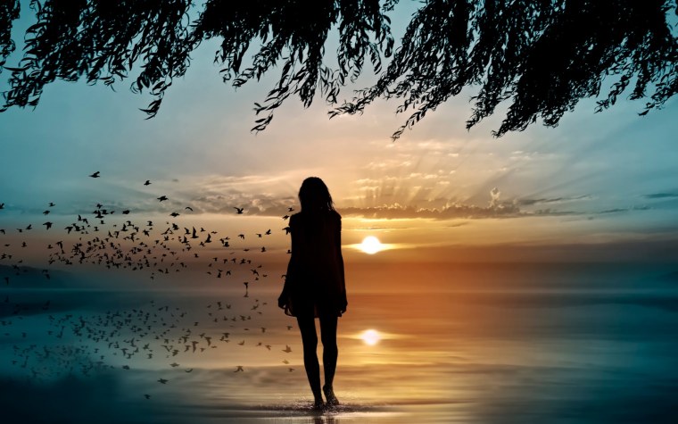 Танцующая девушка у моря