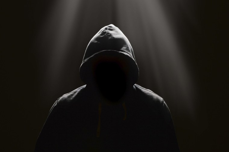 Фигура в капюшоне