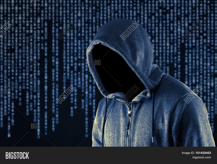 Человек в капюшоне с пистолетом